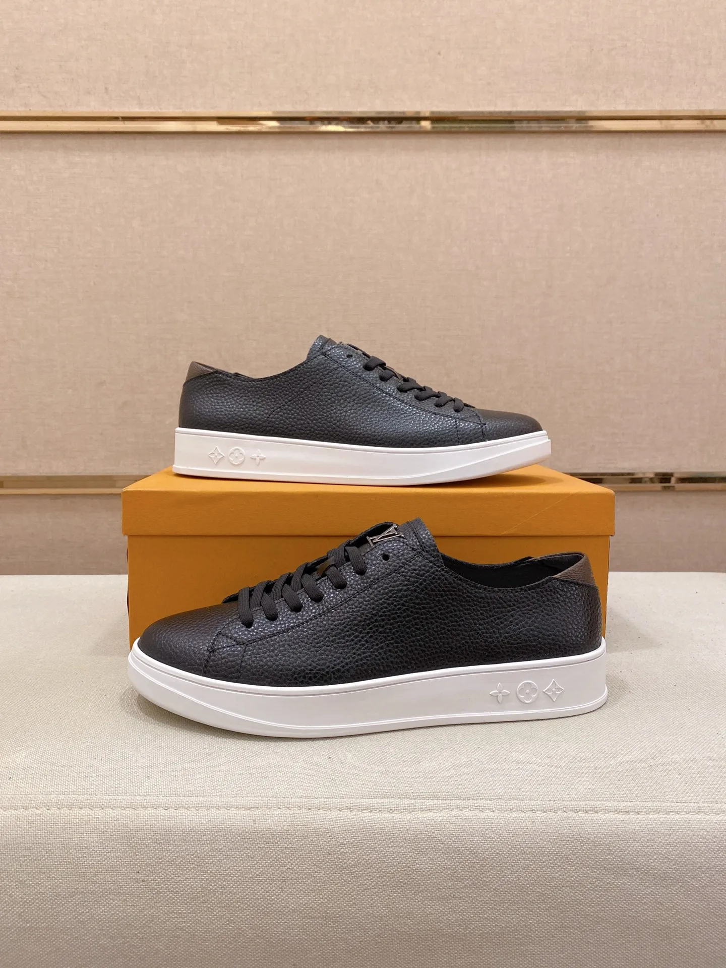 Men's shoes💰 440💰louis vuitton (Louis Vuitton/lv) top 🔍🔍 new models are on sale at the same time at the counter. The upper 🇮🇹 is imported from Italy first-layer cowhide, and the lining is fully imported sheepskin 💪💪, completely 1⃣️ to 1 ⃣️Re-engraved🇮🇹💪💪, ⚠Sole: The original sole is specially provided by the original factory, the exclusive movable molded sole is super comfortable, ⚠The original factory follows the order, 🔍🔍high quality, you can enter and exit the counter at will, welcome to compare⚠. Code number:38-44